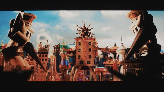 でたらめ加減がスケールアップ！映画『タローマン』場面写真（3枚目）