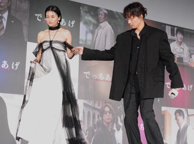 柴咲コウ、艶やか肩出しドレスで魅了！『でっちあげ　～殺人教師と呼ばれた男』初日舞台あいさつ：フォトギャラリー