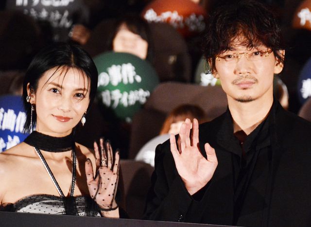 柴咲コウ、艶やか肩出しドレスで魅了！『でっちあげ　～殺人教師と呼ばれた男』初日舞台あいさつ（2枚目）