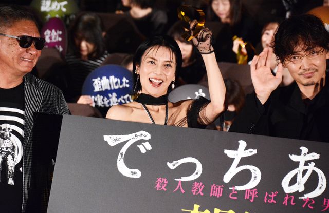 柴咲コウ、艶やか肩出しドレスで魅了！『でっちあげ　～殺人教師と呼ばれた男』初日舞台あいさつ（4枚目）