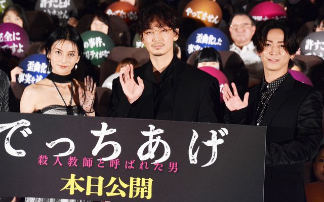 柴咲コウ、艶やか肩出しドレスで魅了！『でっちあげ　～殺人教師と呼ばれた男』初日舞台あいさつ（6枚目）