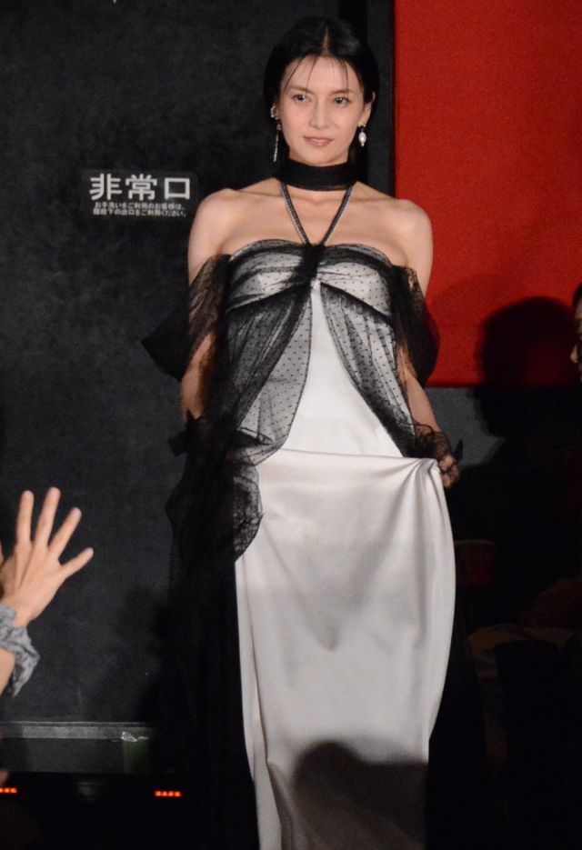 柴咲コウ、艶やか肩出しドレスで魅了！『でっちあげ　～殺人教師と呼ばれた男』初日舞台あいさつ（7枚目）