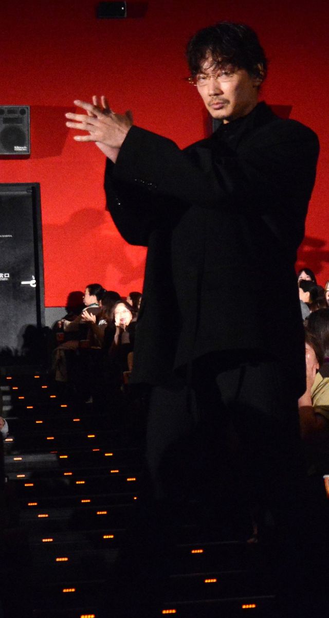 柴咲コウ、艶やか肩出しドレスで魅了！『でっちあげ　～殺人教師と呼ばれた男』初日舞台あいさつ（8枚目）