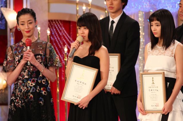有村架純と広瀬すずが大人っぽい＆キュートなドレスで競演！新人俳優賞受賞者フォトギャラリー：フォトギャラリー