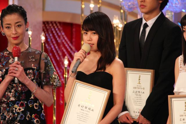 有村架純と広瀬すずが大人っぽい＆キュートなドレスで競演！新人俳優賞受賞者フォトギャラリー（2枚目）