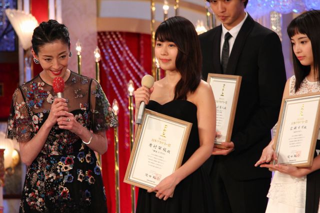 有村架純と広瀬すずが大人っぽい＆キュートなドレスで競演！新人俳優賞受賞者フォトギャラリー（4枚目）