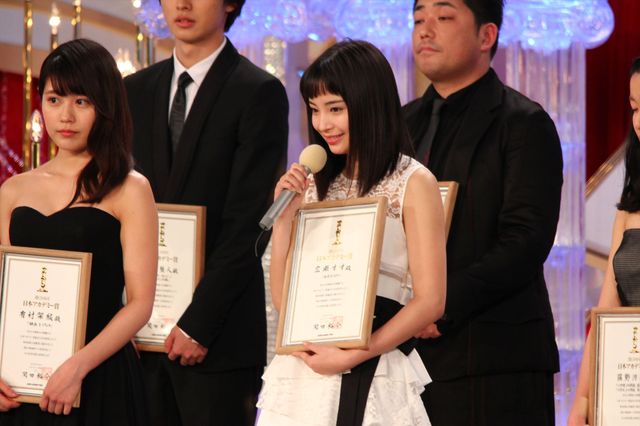 有村架純と広瀬すずが大人っぽい＆キュートなドレスで競演！新人俳優賞受賞者フォトギャラリー（5枚目）