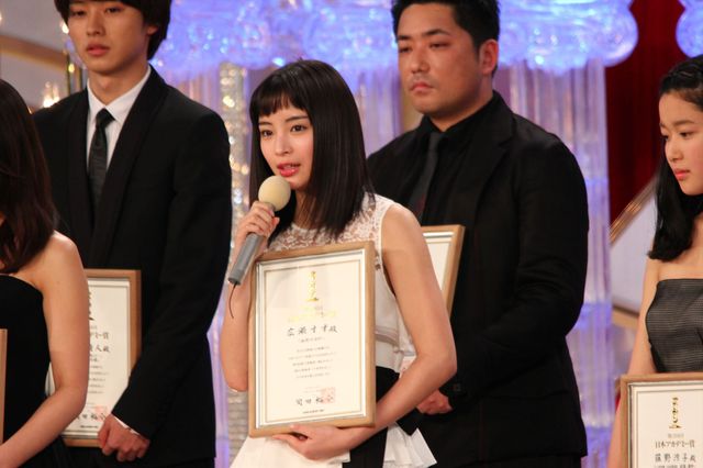 有村架純と広瀬すずが大人っぽい＆キュートなドレスで競演！新人俳優賞受賞者フォトギャラリー（6枚目）