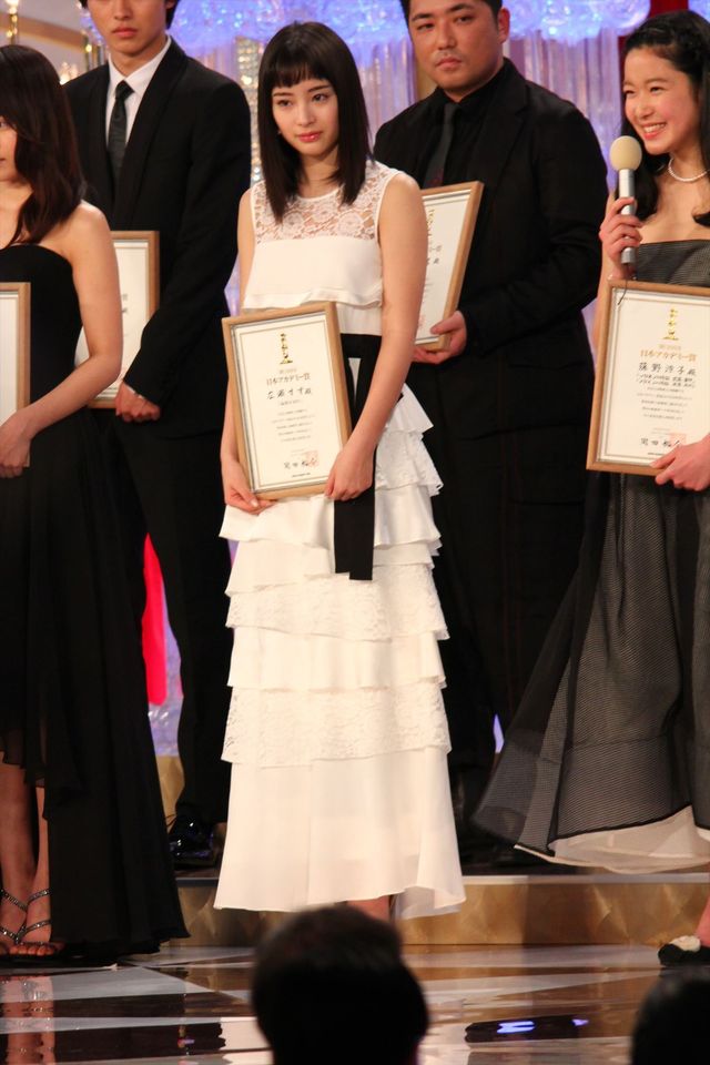 有村架純と広瀬すずが大人っぽい＆キュートなドレスで競演！新人俳優賞受賞者フォトギャラリー（7枚目）