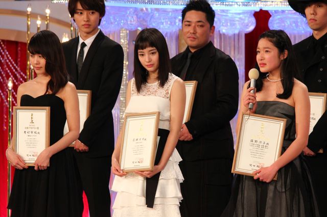 有村架純と広瀬すずが大人っぽい＆キュートなドレスで競演！新人俳優賞受賞者フォトギャラリー（9枚目）
