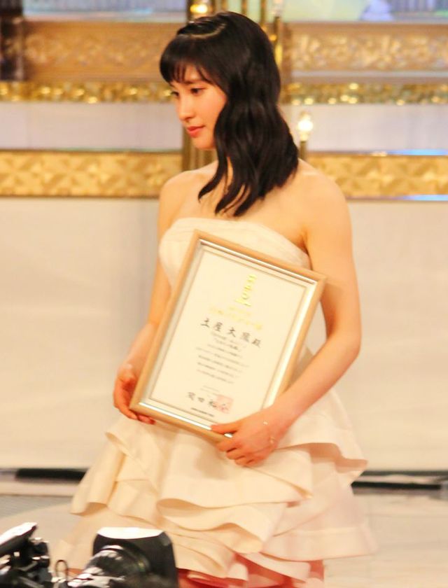 有村架純と広瀬すずが大人っぽい＆キュートなドレスで競演！新人俳優賞受賞者フォトギャラリー（15枚目）