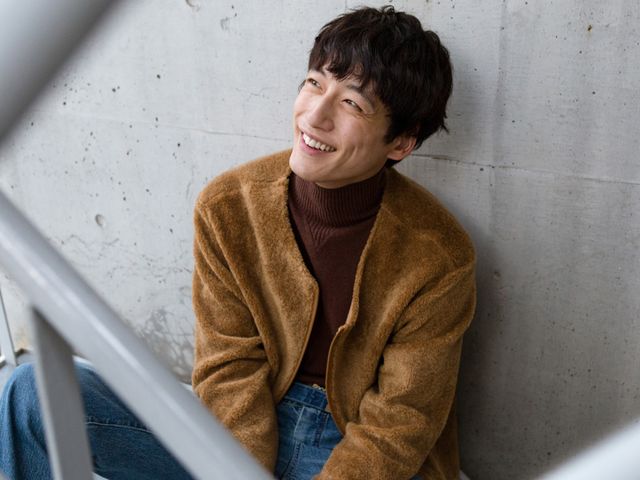 唇にそっと手を…【インタビューカット集】（2枚目）