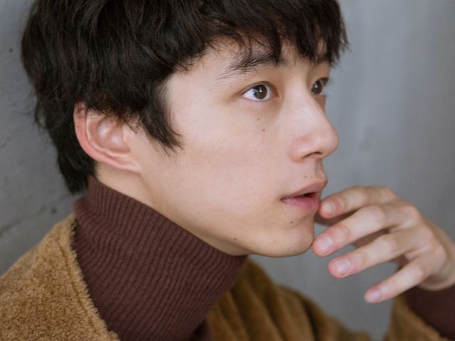 唇にそっと手を…【インタビューカット集】（4枚目）