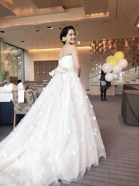 山崎紘菜のウエディングドレス姿（2枚目）