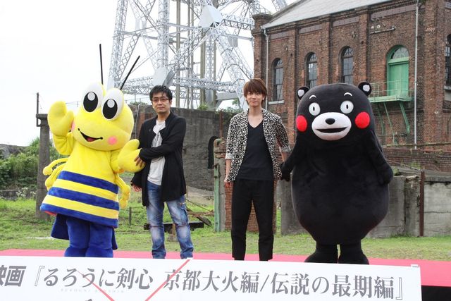 佐藤健＆くまモンの手つなぎショット！映画『るろうに剣心』熊本凱旋イベント写真ギャラリー：フォトギャラリー