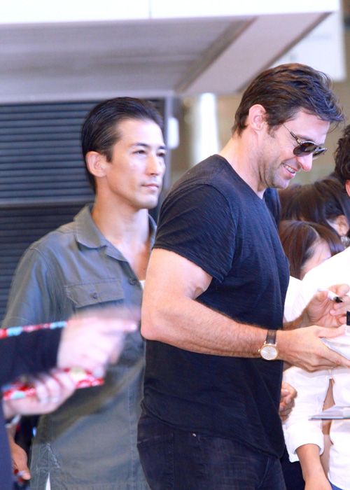 ヒュー・ジャックマンが成田空港でファンサービス！フォトギャラリー（2枚目）