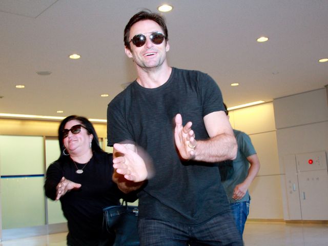 ヒュー・ジャックマンが成田空港でファンサービス！フォトギャラリー（6枚目）