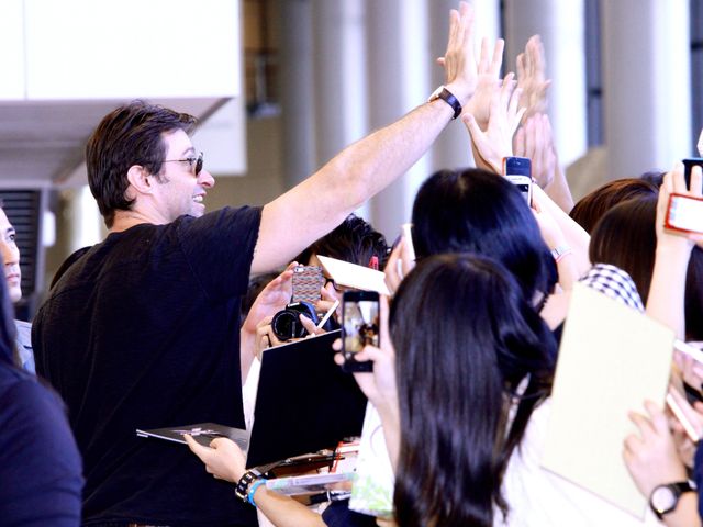 ヒュー・ジャックマンが成田空港でファンサービス！フォトギャラリー（8枚目）