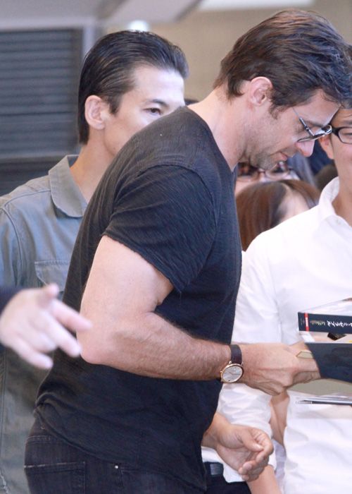 ヒュー・ジャックマンが成田空港でファンサービス！フォトギャラリー（9枚目）