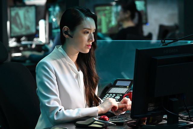 櫻井淳子をにらみつける仲間由紀恵…ドラマ「24 JAPAN」第5話（3枚目）