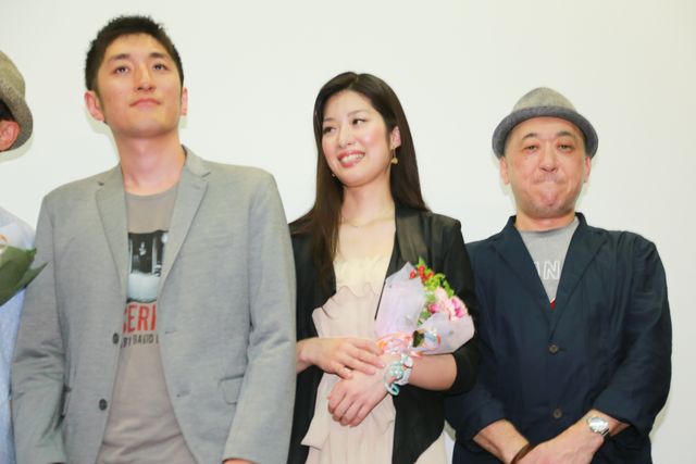 急逝した脚本家・南木顕生さんの初監督作が初日！　筒井真理子、南木宙子夫人らが笑顔で故人をしのぶ　画像ギャラリー（2枚目）