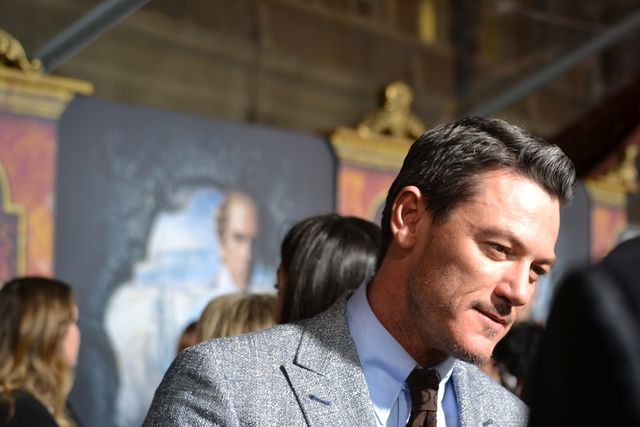 エマ・ワトソン、胸元も背中もばっくり！『美女と野獣』ワールドプレミア写真ギャラリー（4枚目）