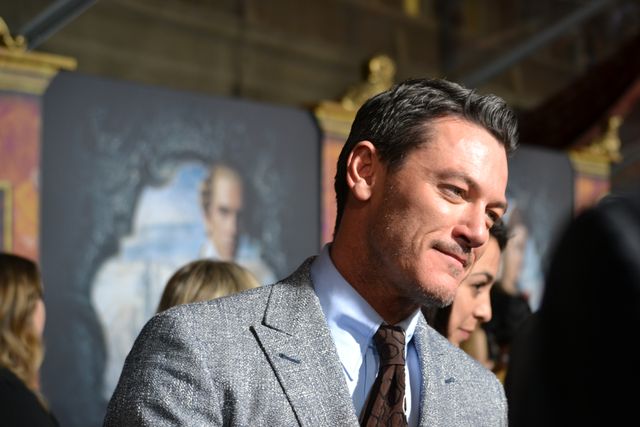 エマ・ワトソン、胸元も背中もばっくり！『美女と野獣』ワールドプレミア写真ギャラリー（5枚目）