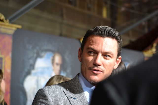 エマ・ワトソン、胸元も背中もばっくり！『美女と野獣』ワールドプレミア写真ギャラリー（6枚目）