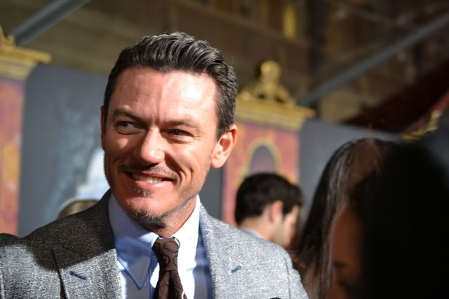 エマ・ワトソン、胸元も背中もばっくり！『美女と野獣』ワールドプレミア写真ギャラリー（7枚目）