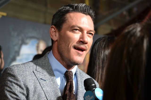 エマ・ワトソン、胸元も背中もばっくり！『美女と野獣』ワールドプレミア写真ギャラリー（8枚目）