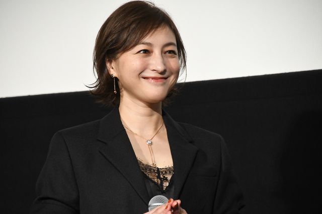 広末涼子、美脚全開のシックなショートパンツスタイル！『あちらにいる鬼』公開記念舞台あいさつ（6枚目）