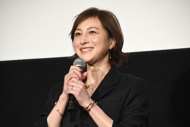 広末涼子、美脚全開のシックなショートパンツスタイル！『あちらにいる鬼』公開記念舞台あいさつ（7枚目）