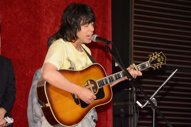 峯田和伸、プレスリー「ラヴ・ミー・テンダー」をサプライズで熱唱！：フォトギャラリー