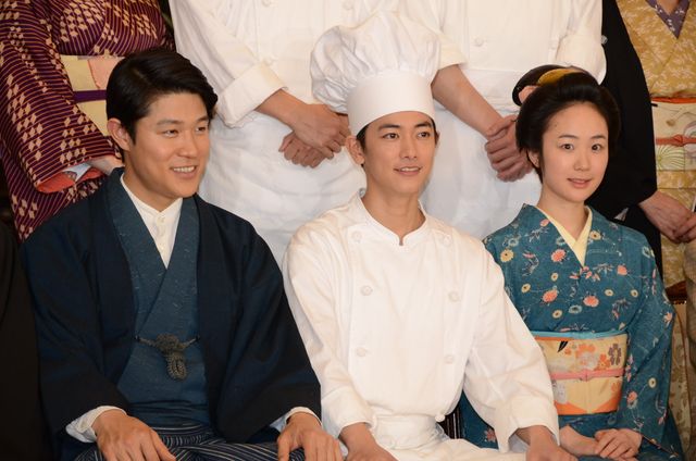 「天皇の料理番」キャストの（左から）鈴木亮平、佐藤健、黒木華