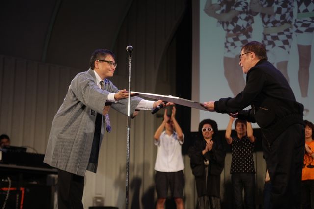 「第5回したまちコメディ映画祭in台東」、コメディ栄誉賞に！　71歳、仲本工事は授賞式で側転を披露！　画像ギャラリー（2枚目）