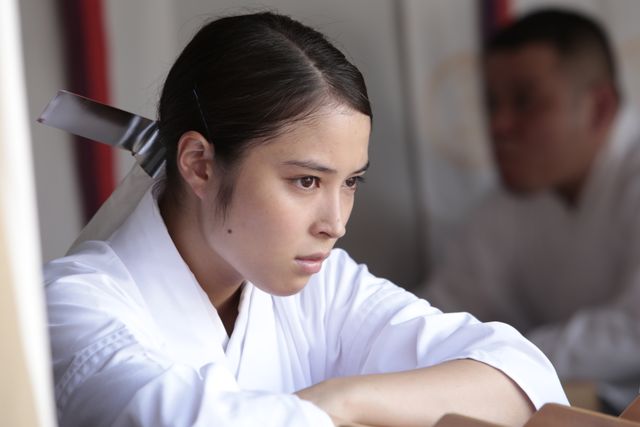 広瀬アリス、むっつり顔の巫女に:フォトギャラリー