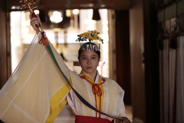 広瀬アリス、むっつり顔の巫女に（2枚目）