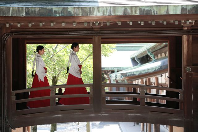 広瀬アリス、むっつり顔の巫女に（7枚目）