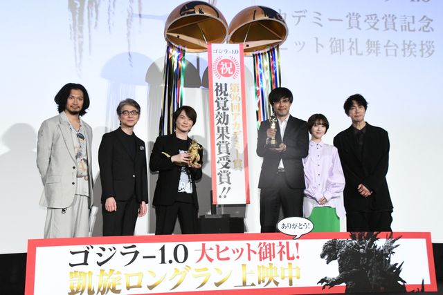 『ゴジラ-1.0』神木隆之介、浜辺美波らがオスカー像手渡しリレー!アカデミー賞受賞記念大ヒット御礼舞台あいさつ:フォトギャラリー