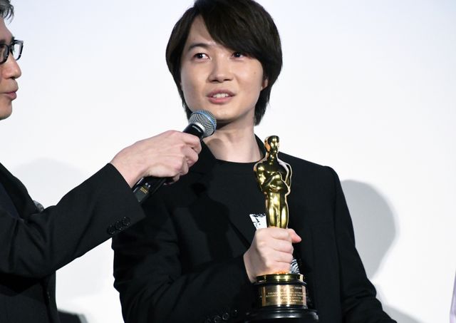 『ゴジラ-1.0』神木隆之介、浜辺美波らがオスカー像手渡しリレー！アカデミー賞受賞記念大ヒット御礼舞台あいさつ（2枚目）