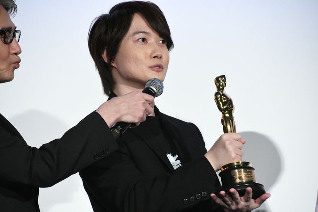 『ゴジラ-1.0』神木隆之介、浜辺美波らがオスカー像手渡しリレー！アカデミー賞受賞記念大ヒット御礼舞台あいさつ（3枚目）