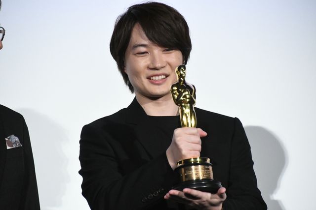 『ゴジラ-1.0』神木隆之介、浜辺美波らがオスカー像手渡しリレー！アカデミー賞受賞記念大ヒット御礼舞台あいさつ（4枚目）