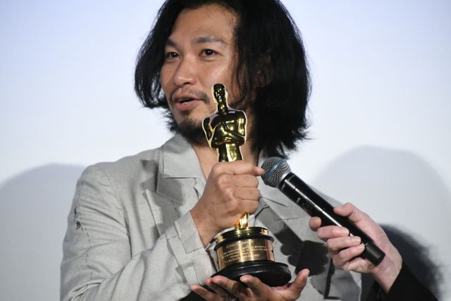 『ゴジラ-1.0』神木隆之介、浜辺美波らがオスカー像手渡しリレー！アカデミー賞受賞記念大ヒット御礼舞台あいさつ（16枚目）