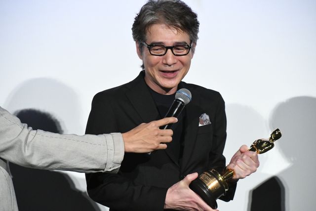 『ゴジラ-1.0』神木隆之介、浜辺美波らがオスカー像手渡しリレー！アカデミー賞受賞記念大ヒット御礼舞台あいさつ（17枚目）