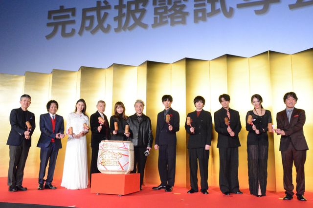 ムロツヨシ、永山瑛太、川口春奈、林遣都ら鏡開き挑戦！映画『身代わり忠臣蔵』完成披露舞台あいさつ（2枚目）