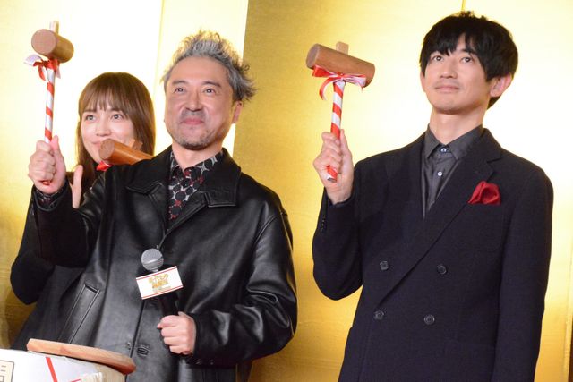 ムロツヨシ、永山瑛太、川口春奈、林遣都ら鏡開き挑戦！映画『身代わり忠臣蔵』完成披露舞台あいさつ（4枚目）