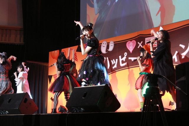人気アイドルグループ、エビ中のメンバーが500人の観客とともにハロウィン衣装で熱唱！　画像ギャラリー（2枚目）