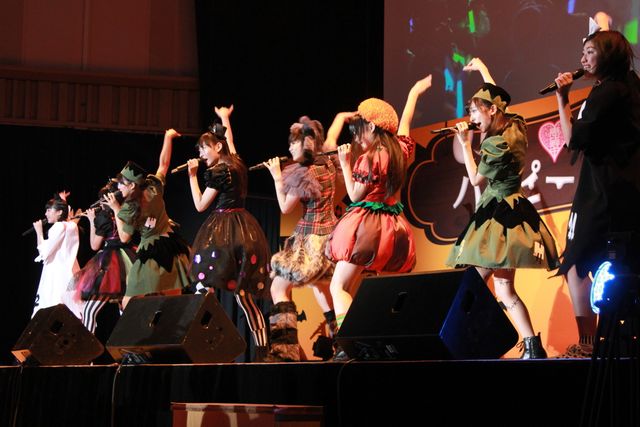 人気アイドルグループ、エビ中のメンバーが500人の観客とともにハロウィン衣装で熱唱！　画像ギャラリー（4枚目）