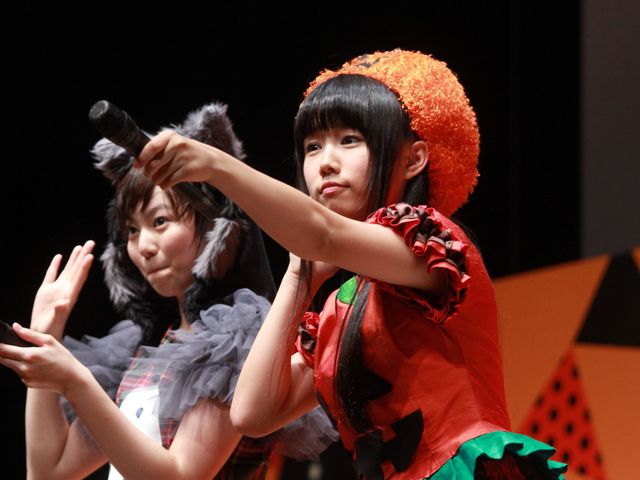 人気アイドルグループ、エビ中のメンバーが500人の観客とともにハロウィン衣装で熱唱！　画像ギャラリー（9枚目）