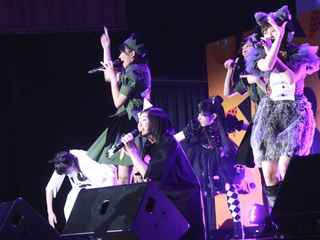 人気アイドルグループ、エビ中のメンバーが500人の観客とともにハロウィン衣装で熱唱！　画像ギャラリー（38枚目）